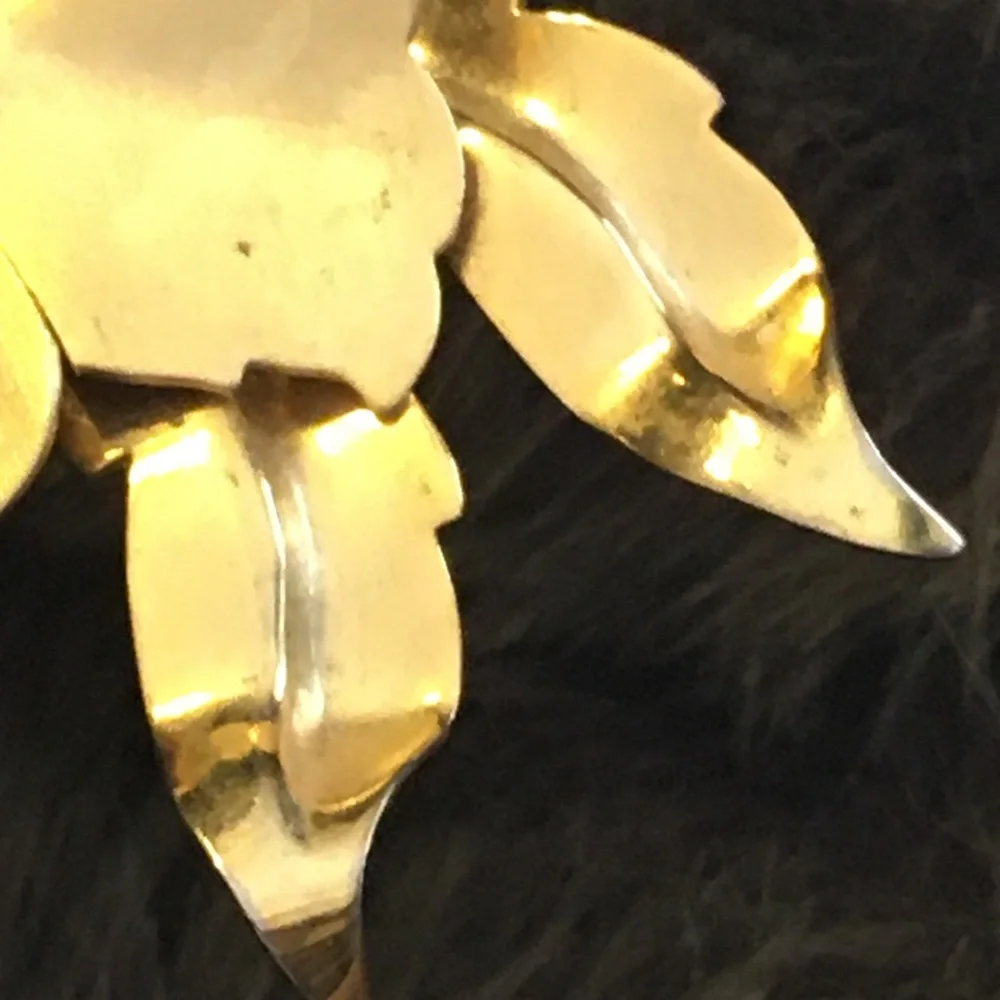 Vintage 80s gold tone flower brooch
